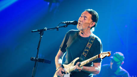 âDriving Home for Christmas- singer Chris Rea dies
