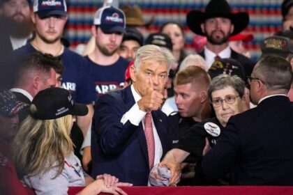 Dr Oz helps older woman who collapsed during Trump's speech at Kentucky event