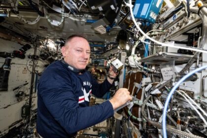 NASA, SpaceX launch crew to space station to retrieve stuck astronauts