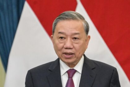 Vietnam, Singapore agree to boost ties, cooperation on subsea cables