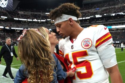 Brittany Mahomes goes cowgirl while dragging Patrick Mahomes out to Stagecoach