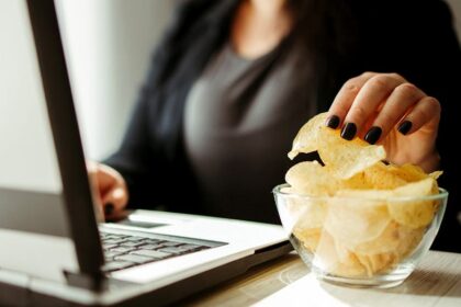 Food cravings at 3:45 pm aren't random, here's what your body may be warning you about