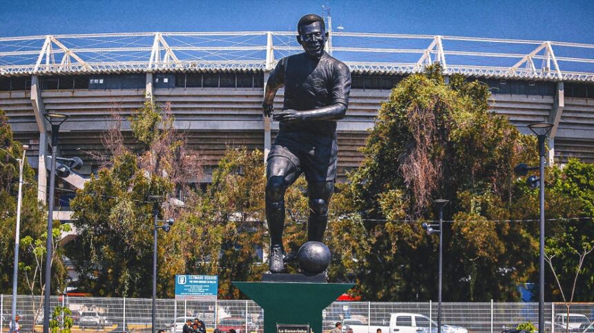 Massive PelÃ© Statue Unveiled In Guadalajara Ahead Of World Cup