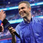 Mets TV reporter has a heck of a time trying to get through a Skyline Chili dog on-air