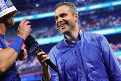 Mets TV reporter has a heck of a time trying to get through a Skyline Chili dog on-air