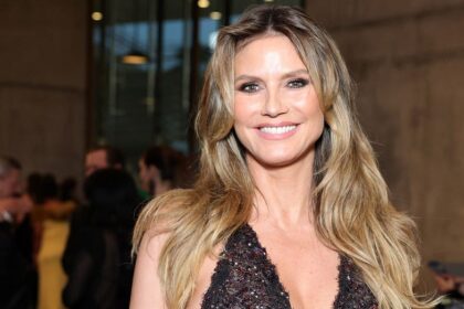 Heidi Klum ditches bikini top, covers up with potato chip bag on beach vacation