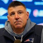 Mike Vrabel arrives to Patriots press conference with puppy in hand as he dodges Dianna Russini question