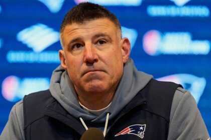 Mike Vrabel arrives to Patriots press conference with puppy in hand as he dodges Dianna Russini question